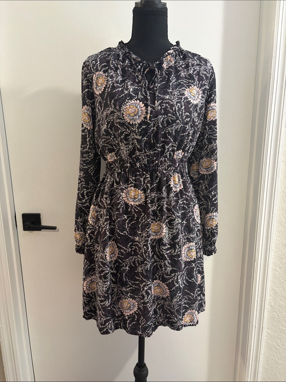 Loft rayon mini dress black floral pattern tie neck size extra small
